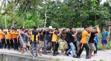 Polres Nisel dan Pemcam Onolalu Gotong Royong Perbaiki Jembatan Sungai Demba