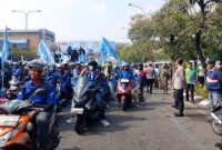 Kapolres Metro Bekasi Kota Kombes Pol Putu Kholis Aryana saat mengawal keberangkatan buruh menuju Jakarta 