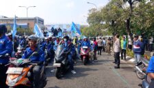 Kapolres Metro Bekasi Kota Kombes Pol Putu Kholis Aryana saat mengawal keberangkatan buruh menuju Jakarta