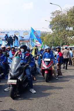 Ribuan Buruh Dari Bekasi Dan Karawang Bergerak Ke Jakarta Dapat Pengawalan Petugas