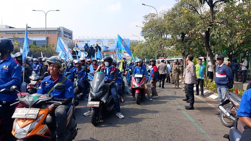 Kapolres Metro Bekasi Kota Kombes Pol Putu Kholis Aryana saat mengawal keberangkatan buruh menuju Jakarta 