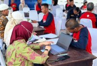 KKP mempermudah izin usaha perikanan tangkap bagi nelayan kapal di bawah 30 GT melalui layanan jemput bola di Kampung Nelayan Merah Putih.