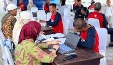 KKP mempermudah izin usaha perikanan tangkap bagi nelayan kapal di bawah 30 GT melalui layanan jemput bola di Kampung Nelayan Merah Putih.