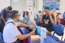 PT JOE menggelar pemeriksaan mata gratis bagi sekitar 100 warga Pulau Tidung. Warga yang membutuhkan mendapat kacamata sesuai hasil pemeriksaan. (Ist)