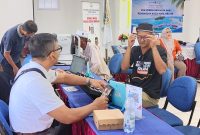 PT JOE menggelar pemeriksaan mata gratis bagi sekitar 100 warga Pulau Tidung. Warga yang membutuhkan mendapat kacamata sesuai hasil pemeriksaan. (Ist)