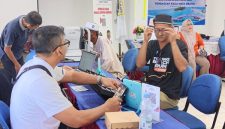 PT JOE menggelar pemeriksaan mata gratis bagi sekitar 100 warga Pulau Tidung. Warga yang membutuhkan mendapat kacamata sesuai hasil pemeriksaan. (Ist)