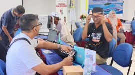 PT JOE menggelar pemeriksaan mata gratis bagi sekitar 100 warga Pulau Tidung. Warga yang membutuhkan mendapat kacamata sesuai hasil pemeriksaan. (Ist)