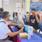 PT JOE menggelar pemeriksaan mata gratis bagi sekitar 100 warga Pulau Tidung. Warga yang membutuhkan mendapat kacamata sesuai hasil pemeriksaan. (Ist)