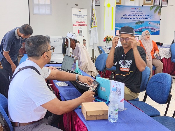 PT JOE menggelar pemeriksaan mata gratis bagi sekitar 100 warga Pulau Tidung. Warga yang membutuhkan mendapat kacamata sesuai hasil pemeriksaan. (Ist)