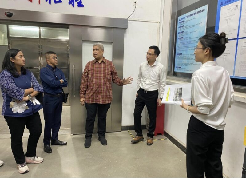 Ketua Lembaga Pengembangan Jasa Konstruksi (LPJK) Indonesia, Insannul Kamil, (baju kotak kotak) saat kunjungan ke Cina.