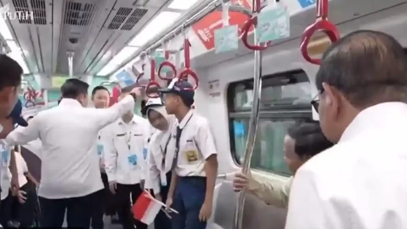 Teddy Indra Wijaya saat saat mengusir sejumlah direksi pengelola sektor tranportasi dalam acara Peresmian LRT jurusan Manggarai-Kelapa Gading pada 16 September 2026.