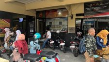 Sejumlah Guru Datangi Polsek Sukaraja Polres Sukabumi Kota (Foto: Eka)