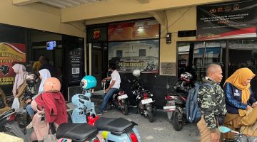 Sejumlah Guru  Datangi Polsek Sukaraja Polres Sukabumi Kota (Foto: Eka)