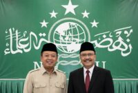Nusron Wahid (kiri) dan Saefullah Yusuf (kanan) dengan latar belakang bendera / logo Nahdlatul Ulama (NU).