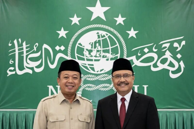 Nusron Wahid (kiri) dan Saefullah Yusuf (kanan) dengan latar belakang bendera / logo Nahdlatul Ulama (NU).