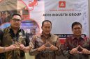 Mufti Mubarok (tengah) saat meresmikan kantor Adhi Industri Group