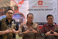 Mufti Mubarok (tengah) saat meresmikan kantor Adhi Industri Group