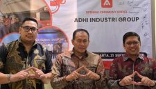 Mufti Mubarok (tengah) saat meresmikan kantor Adhi Industri Group