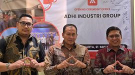 Mufti Mubarok (tengah) saat meresmikan kantor Adhi Industri Group