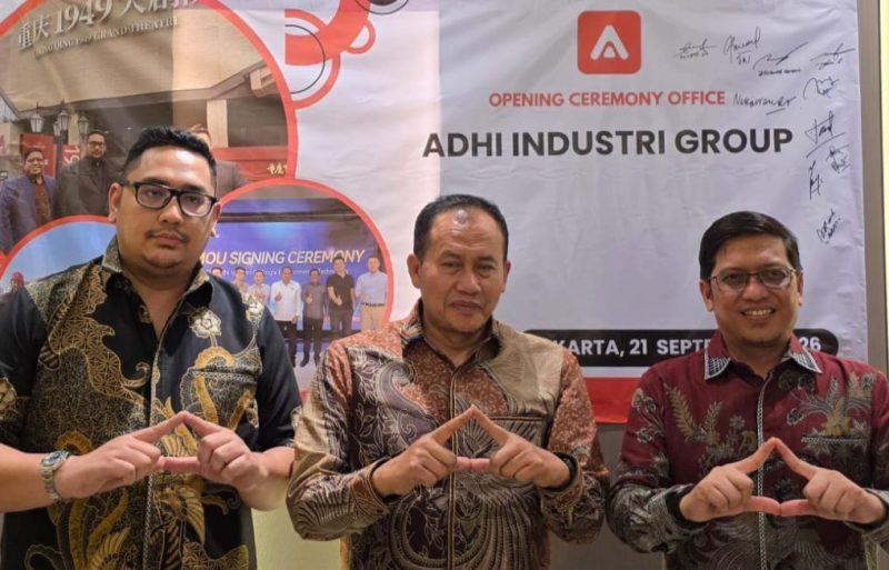 Mufti Mubarok (tengah) saat meresmikan kantor Adhi Industri Group