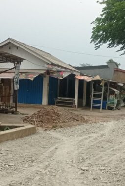Akses Ditutup Total, Proyek Jalan Burangkeng–Ciledug Bikin Pedagang Kehilangan Penghasilan