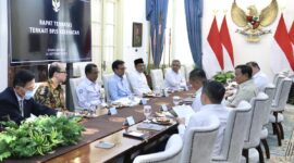Presiden Prabowo Subianto menggelar rapat terbatas bersama sejumlah Menteri Kabinet Merah Putih di Istana Merdeka, Jakarta, pada Senin (28/9/2026). (Foto/BPMI)