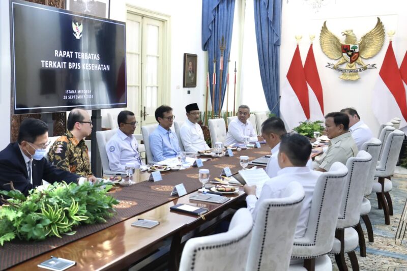 Presiden Prabowo Subianto menggelar rapat terbatas bersama sejumlah Menteri Kabinet Merah Putih di Istana Merdeka, Jakarta, pada Senin (28/9/2026). (Foto/BPMI)
