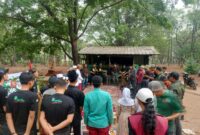 Organisasi lingkungan hidup Prabu Peduli Lingkungan memperingati ulang tahun ke-7 di area makam Mbah Raden Kebluk, TPA Sumur Batu, Kota Bekasi, Rabu (28/10/2026).