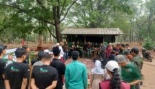 Organisasi lingkungan hidup Prabu Peduli Lingkungan memperingati ulang tahun ke-7 di area makam Mbah Raden Kebluk, TPA Sumur Batu, Kota Bekasi, Rabu (28/10/2026).