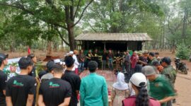 Organisasi lingkungan hidup Prabu Peduli Lingkungan memperingati ulang tahun ke-7 di area makam Mbah Raden Kebluk, TPA Sumur Batu, Kota Bekasi, Rabu (28/10/2026).