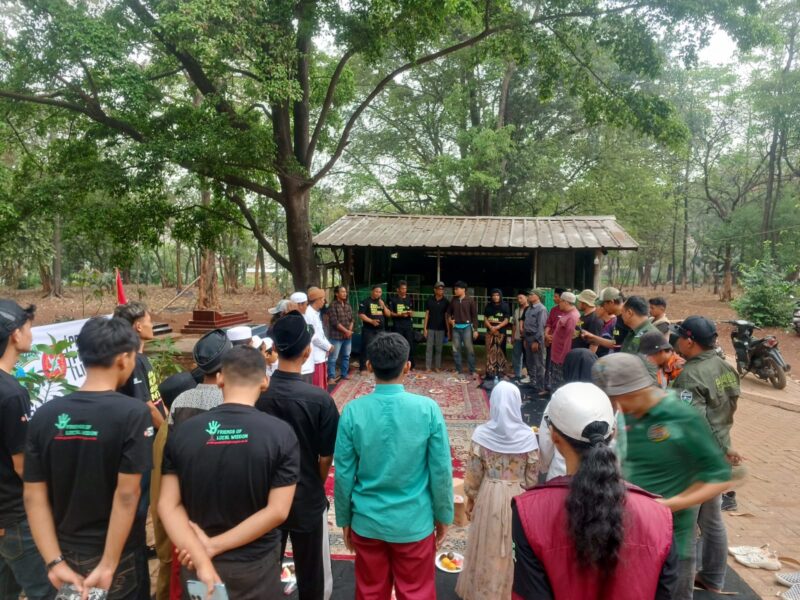 Organisasi lingkungan hidup Prabu Peduli Lingkungan memperingati ulang tahun ke-7 di area makam Mbah Raden Kebluk, TPA Sumur Batu, Kota Bekasi, Rabu (28/10/2026).