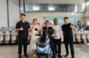 Ketua Kamar Dagang dan Industri (KADIN) Kota Bekasi, Qadar Ruslan Siregar bersama perwakilan PT Saige Teknologi Indonesia (STI), produsen motor listrik merek Saige, yang berlokasi di Kawasan Industri Surya Cipta, Karawang, Jawa Barat, Kamis (9/10/2026). Foto: dok.Mediakarya