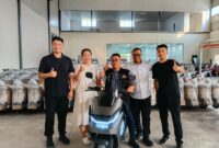 Ketua Kamar Dagang dan Industri (KADIN) Kota Bekasi, Qadar Ruslan Siregar bersama perwakilan PT Saige Teknologi Indonesia (STI), produsen motor listrik merek Saige, yang berlokasi di Kawasan Industri Surya Cipta, Karawang, Jawa Barat, Kamis (9/10/2026). Foto: dok.Mediakarya