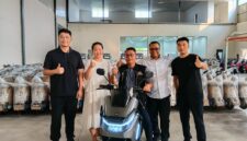Ketua Kamar Dagang dan Industri (KADIN) Kota Bekasi, Qadar Ruslan Siregar bersama perwakilan PT Saige Teknologi Indonesia (STI), produsen motor listrik merek Saige, yang berlokasi di Kawasan Industri Surya Cipta, Karawang, Jawa Barat, Kamis (9/10/2026). Foto: dok.Mediakarya