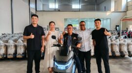 Ketua Kamar Dagang dan Industri (KADIN) Kota Bekasi, Qadar Ruslan Siregar bersama perwakilan PT Saige Teknologi Indonesia (STI), produsen motor listrik merek Saige, yang berlokasi di Kawasan Industri Surya Cipta, Karawang, Jawa Barat, Kamis (9/10/2026). Foto: dok.Mediakarya