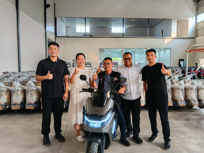 Ketua Kamar Dagang dan Industri (KADIN) Kota Bekasi, Qadar Ruslan Siregar bersama perwakilan PT Saige Teknologi Indonesia (STI), produsen motor listrik merek Saige, yang berlokasi di Kawasan Industri Surya Cipta, Karawang, Jawa Barat, Kamis (9/10/2026). Foto: dok.Mediakarya