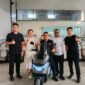 Ketua Kamar Dagang dan Industri (KADIN) Kota Bekasi, Qadar Ruslan Siregar bersama perwakilan PT Saige Teknologi Indonesia (STI), produsen motor listrik merek Saige, yang berlokasi di Kawasan Industri Surya Cipta, Karawang, Jawa Barat, Kamis (9/10/2026). Foto: dok.Mediakarya