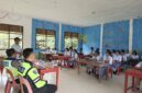 Anggota Sat Lantas Polres Nias Selatan ketika menyambangi sekolah