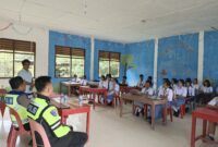 Anggota Sat Lantas Polres Nias Selatan ketika menyambangi sekolah