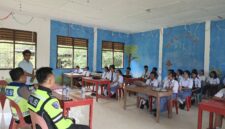Anggota Sat Lantas Polres Nias Selatan ketika menyambangi sekolah