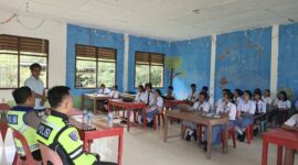 Anggota Sat Lantas Polres Nias Selatan ketika menyambangi sekolah