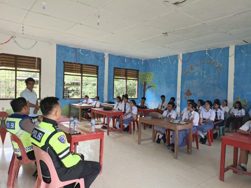 Anggota Sat Lantas Polres Nias Selatan ketika menyambangi sekolah