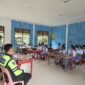 Anggota Sat Lantas Polres Nias Selatan ketika menyambangi sekolah
