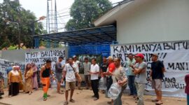 Warga RT 04 RW 03, Kampung Ciketing Sumurbatu, Kelurahan Sumurbatu, Kecamatan Bantargebang, Kota Bekasi, menggelar aksi spontan, Minggu (11/10/2026).