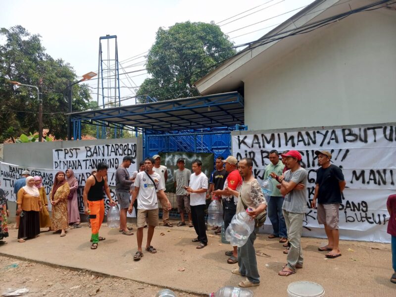 Warga RT 04 RW 03, Kampung Ciketing Sumurbatu, Kelurahan Sumurbatu, Kecamatan Bantargebang, Kota Bekasi, menggelar aksi spontan, Minggu (11/10/2026).