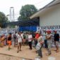Warga RT 04 RW 03, Kampung Ciketing Sumurbatu, Kelurahan Sumurbatu, Kecamatan Bantargebang, Kota Bekasi, menggelar aksi spontan, Minggu (11/10/2026).
