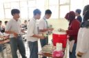 Siswa SMK Tinta Emas Indonesia sedang antri MBG Prasmanan 