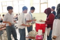 Siswa SMK Tinta Emas Indonesia sedang antri MBG Prasmanan 