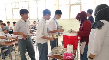 Siswa SMK Tinta Emas Indonesia sedang antri MBG Prasmanan 