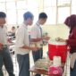 Siswa SMK Tinta Emas Indonesia sedang antri MBG Prasmanan 